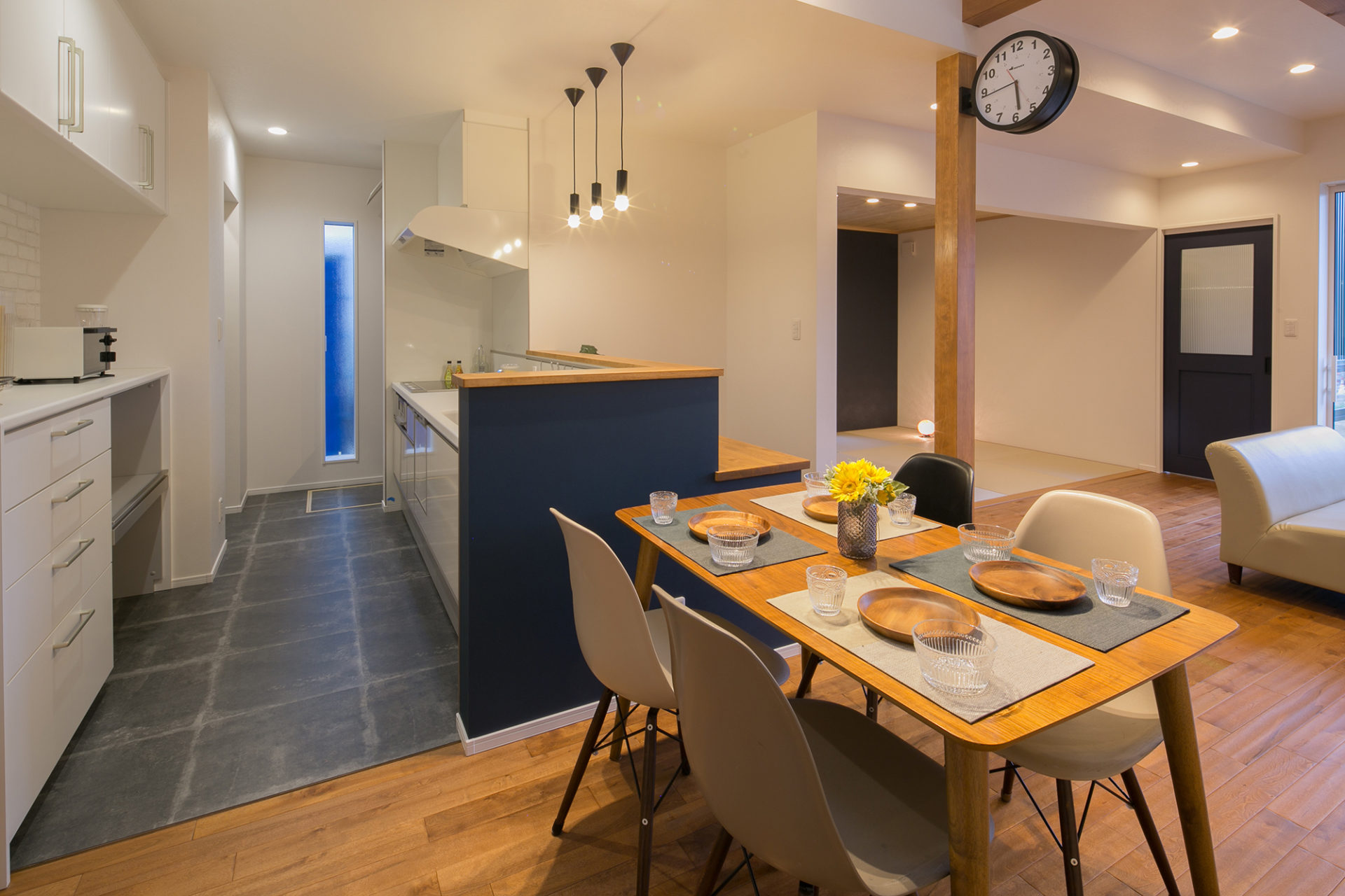 家族の笑い声がスカイライトへ吹き抜ける　笑顔いっぱいの家2