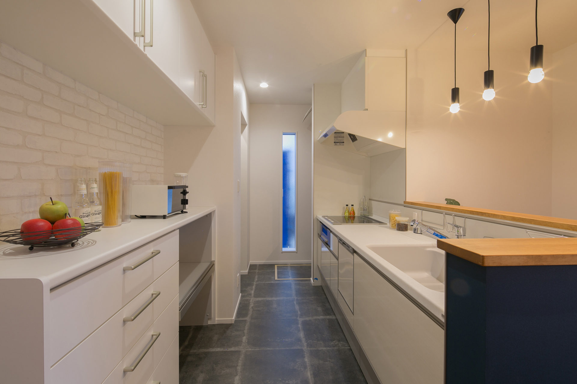 家族の笑い声がスカイライトへ吹き抜ける　笑顔いっぱいの家3