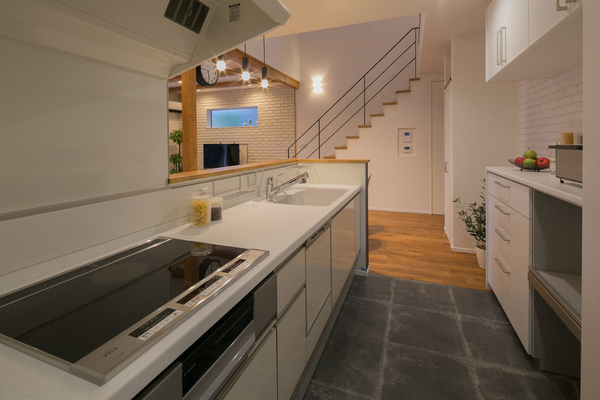 家族の笑い声がスカイライトへ吹き抜ける　笑顔いっぱいの家4