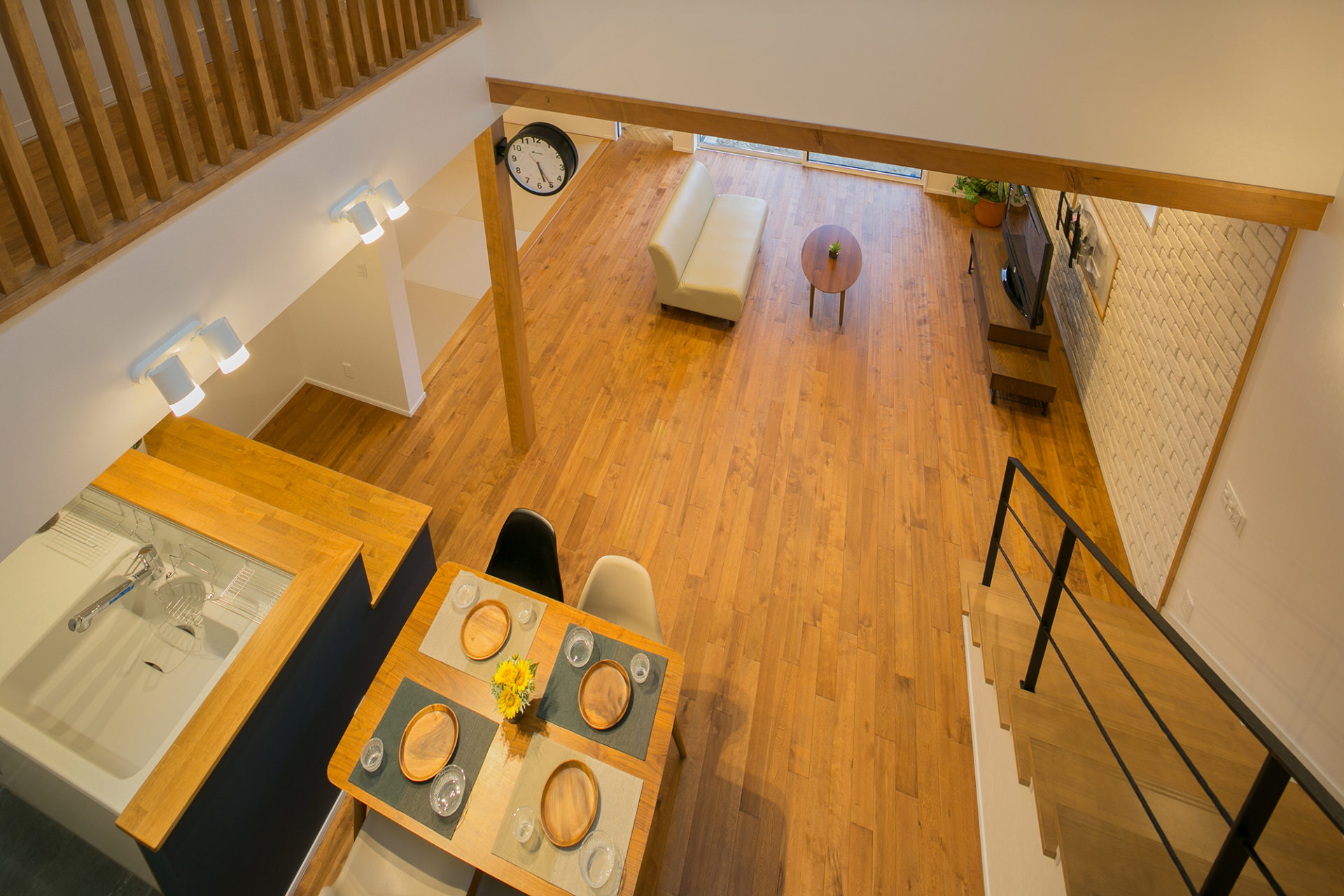 家族の笑い声がスカイライトへ吹き抜ける　笑顔いっぱいの家8