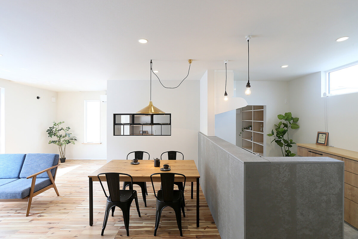 Shiawaseya-素材感のある　すっきりデザインの家