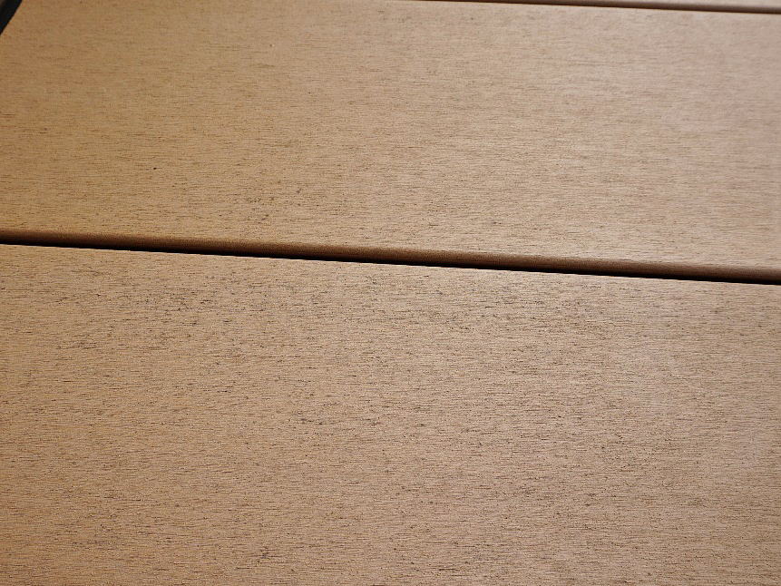 Shiawaseya-デッキの黒い点々（デッキのカビ）