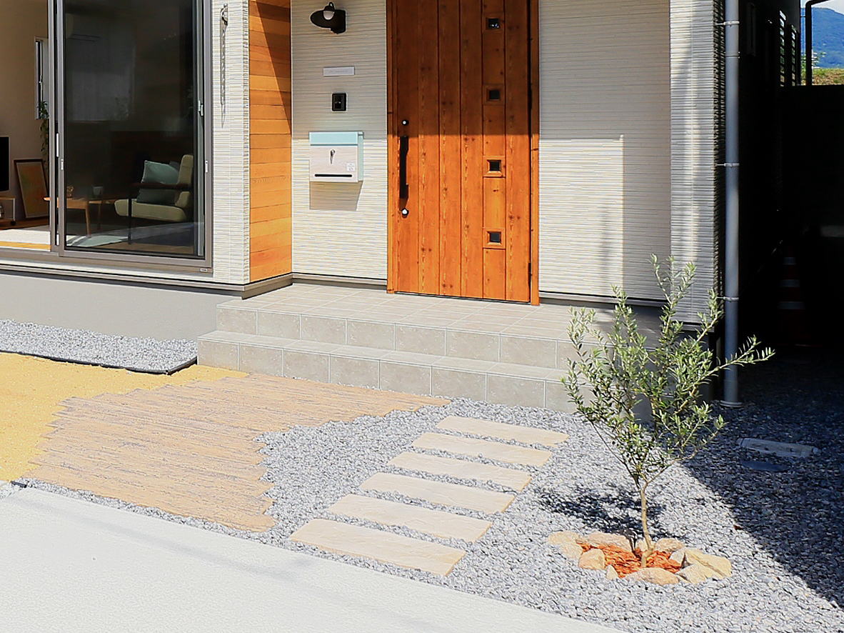 Shiawaseya-枕木のアプローチ