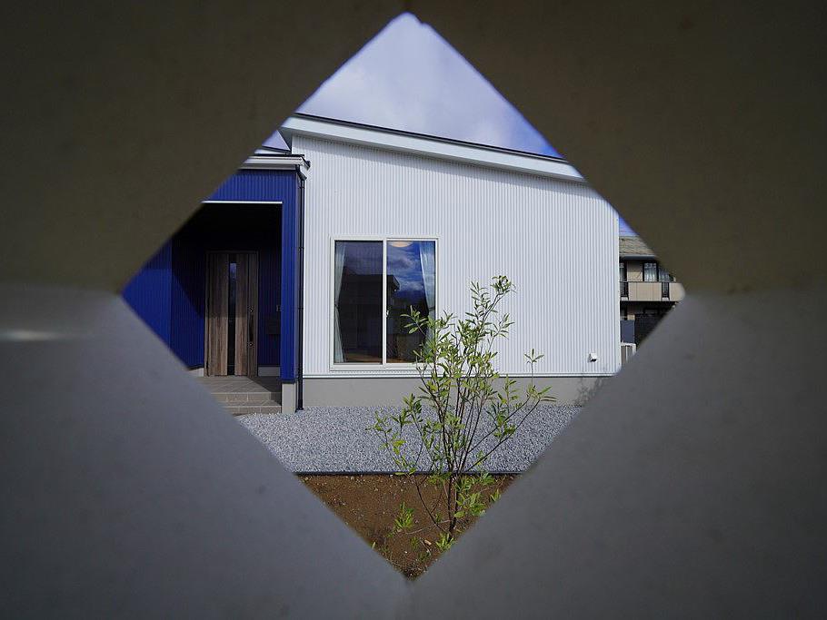 Shiawaseya-緑が映える平屋のエクステリア