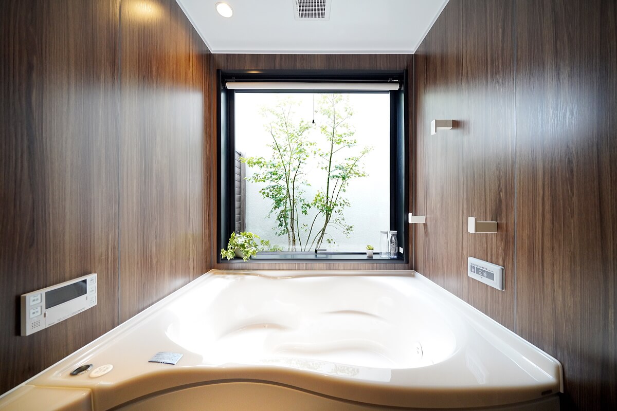 バスルームから坪庭をゆったり眺める須坂市の平屋の家9