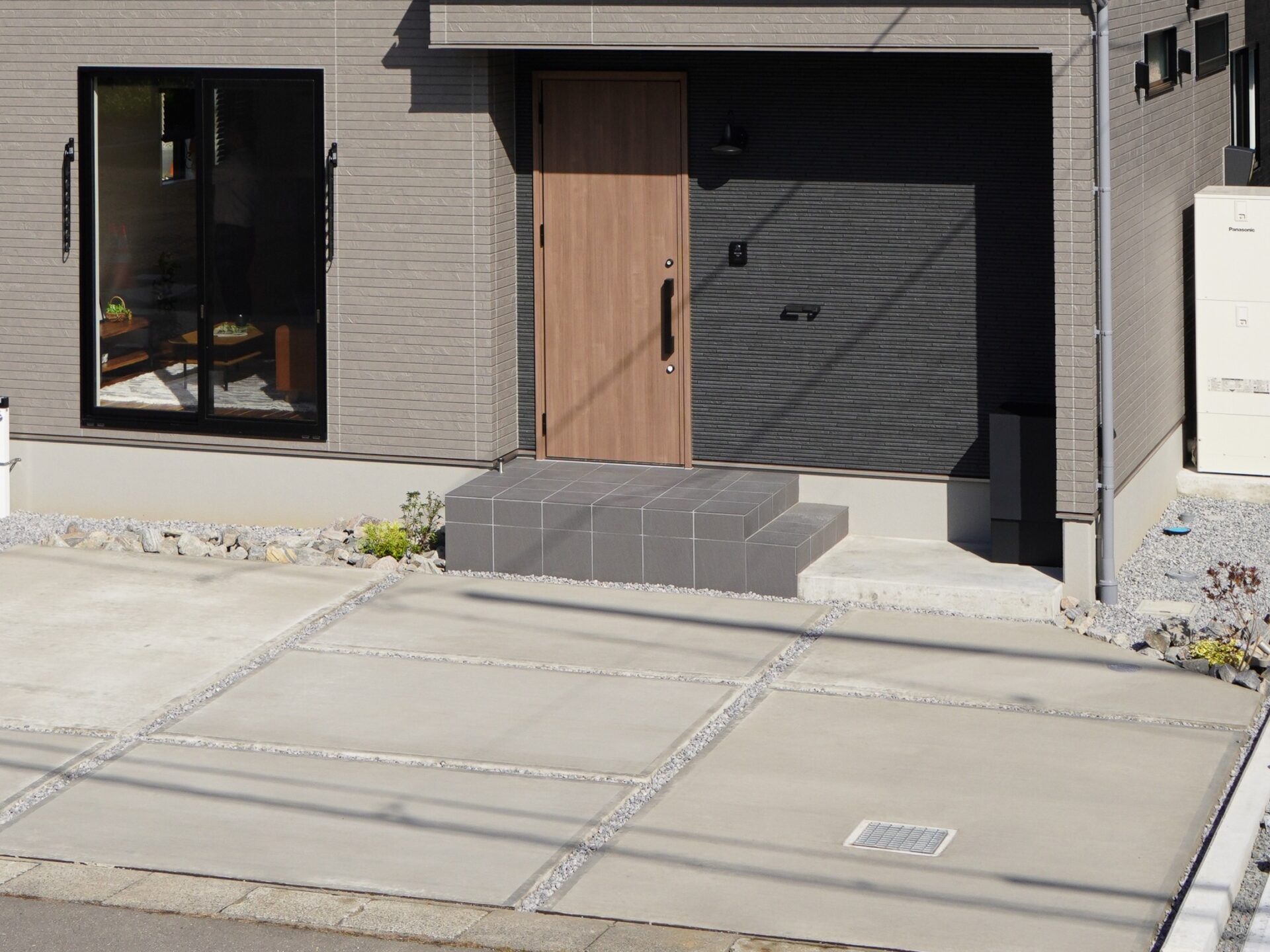 Shiawaseya-シンプルが良い！ 分譲 平屋モデルハウスのエクステリア【宅配ボックスあり】