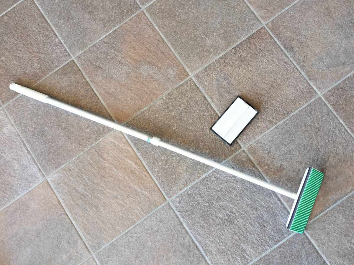 Shiawaseya-玄関ポーチやタイルテラスの掃除に便利なブラシ。土間コンのタイヤ痕にも⁉