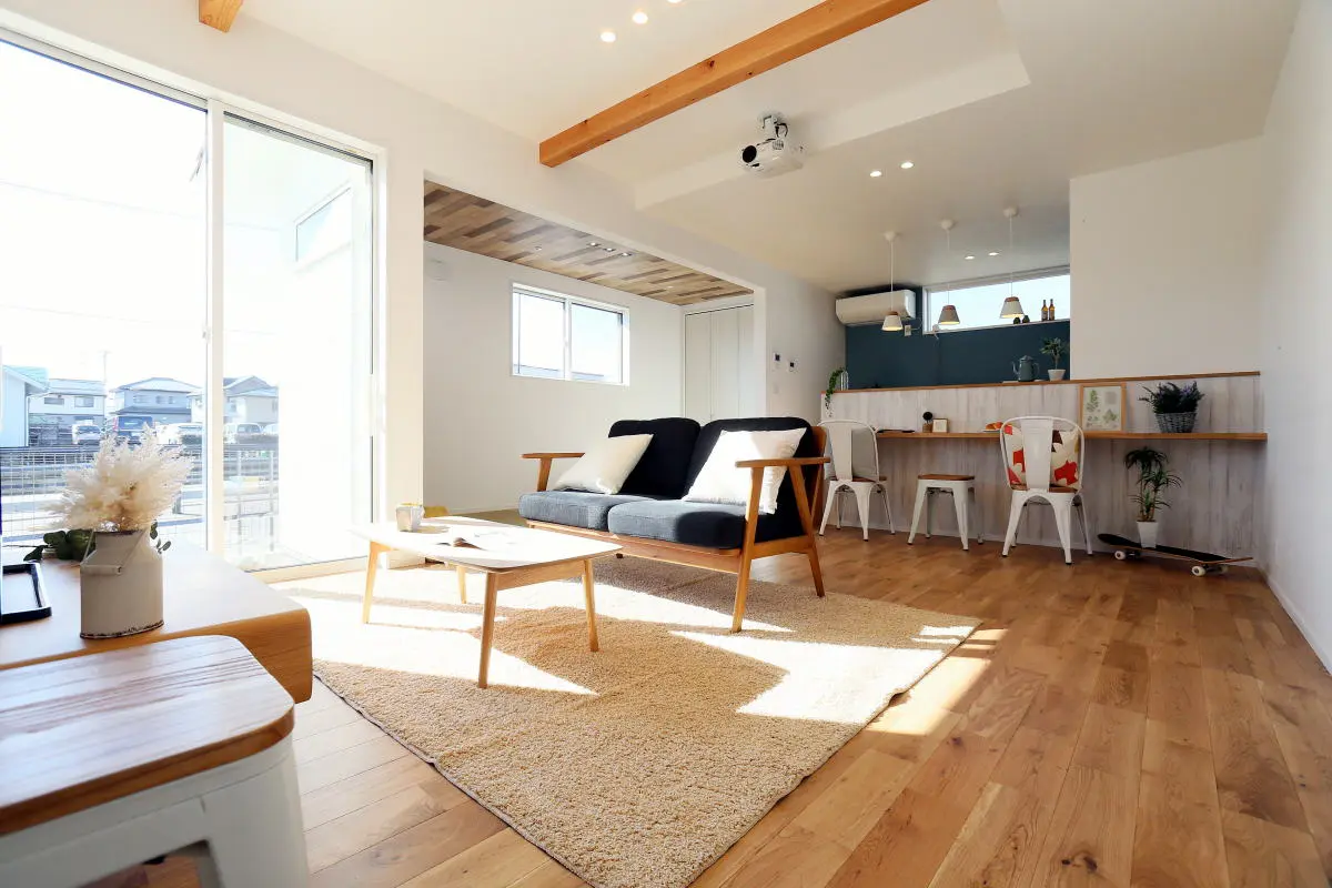 長野県の特徴に対応した住まい「ホームシアターを楽しむ長野市の家」のリビング
