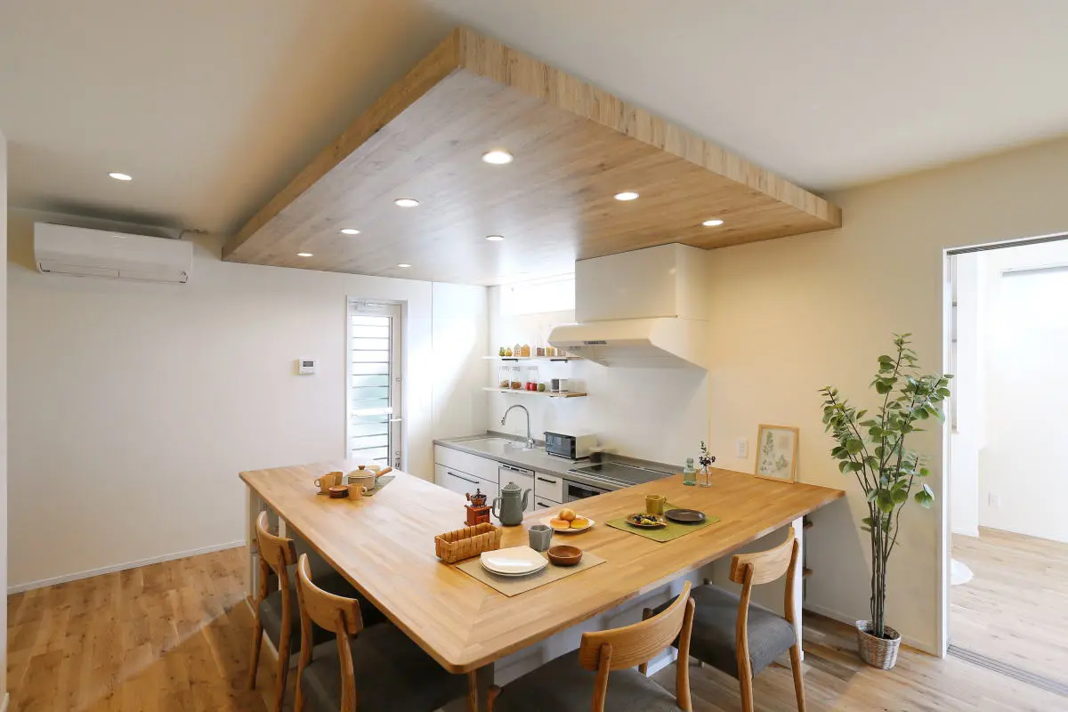 長野県の特徴に対応した住まい「千曲市のコの字型キッチンの家」のキッチン