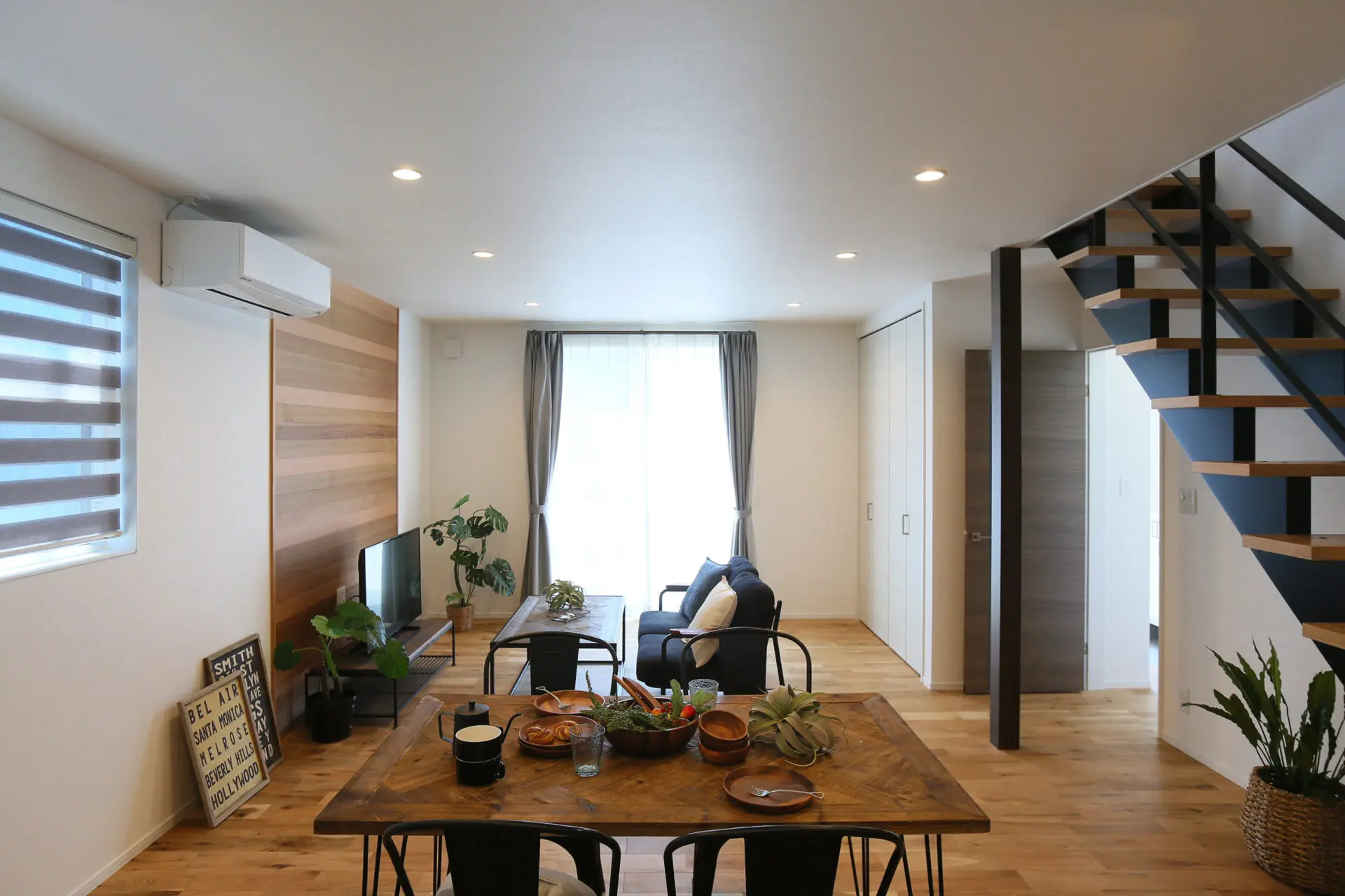 長野県の特徴に対応した住まい「素材感を楽しむ大人カッコイイ長野市の家」の室内