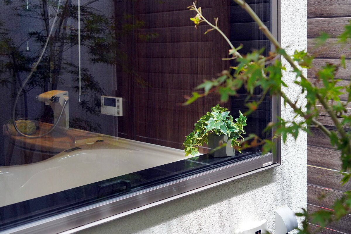 バスルームから坪庭をゆったり眺める須坂市の平屋の家1